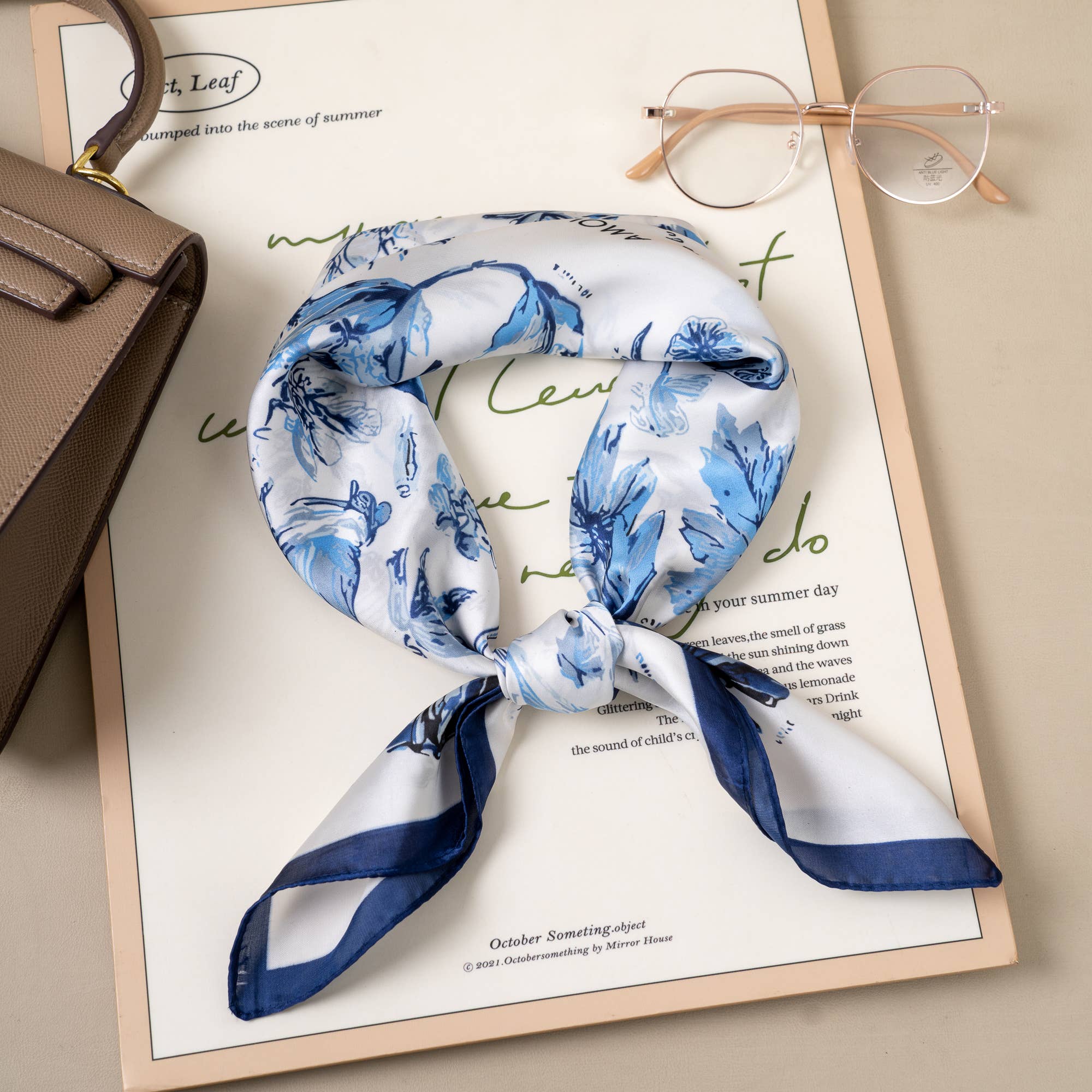 70 x 70 cm square polyester silk-effect scarf with chic botanical print: Blue